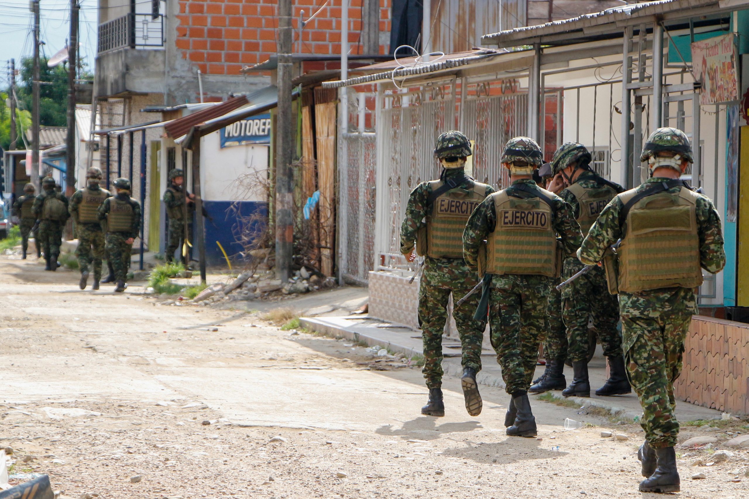 epa10906678 Soldiers of the Colombian Army patrol ahead of a day of peace talks between the Government and the Central General Staff (EMC), the main dissident of the FARC, in Tibu, Colombia, 07 October 2023. The Colombian Government and the Central General Staff (EMC), the main dissident of the now dissolved FARC, will officially take the first step on 08 October to advance on the path of peace with the installation of the dialogue table and an uncertain ceasefire is expected.  EPA/Mario Caicedo