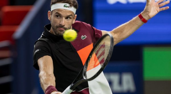 epa10913131 Grigor Dimitrov of Bulgaria in action during the match against Carlos Alcaraz of Spain at the Shanghai Masters tennis tournament, Shanghai, China, 11 October 2023.  EPA/ALEX PLAVEVSKI