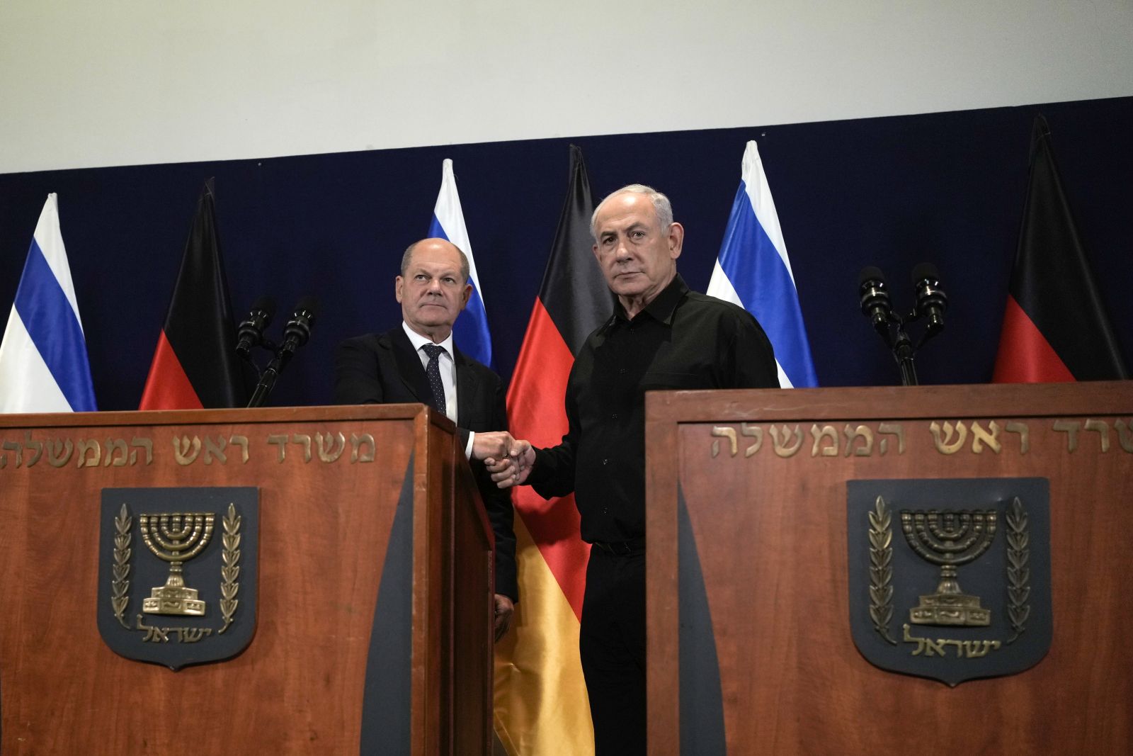 epa10923825 German Chancellor Olaf Scholz (L) shakes hand with Israeli Prime Minister Benjamin Netanyahu during a press conference in Tel Aviv, Israel, 17 October 2023. Thousands of Israelis and Palestinians have died since the militant group Hamas launched an unprecedented attack on Israel from the Gaza Strip on 07 October 2023, leading to Israeli retaliation strikes on the Palestinian enclave.  EPA/Maya Alleruzzo / POOL