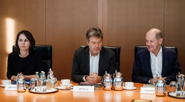 epa10925710 German Chancellor Olaf Scholz (R) sits next to German Minister for Economy and Climate Robert Habeck (C) and German Foreign Minister Annalena Baerbock (L) during a meeting of the German Security Cabinet in Berlin, Germany, 18 October 2023. The German Security Cabinet is an informal meeting convened by the German chancellor and takes care of issues of external and internal security.  EPA/CLEMENS BILAN