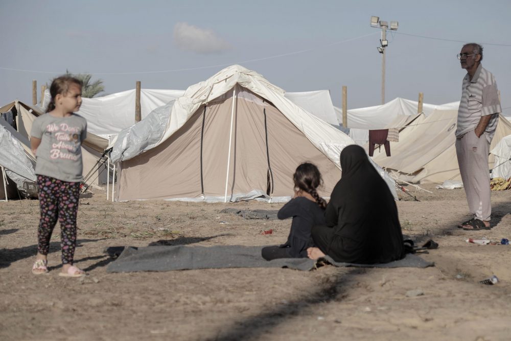 epa10927754 Palestinians displaced by the Israeli bombardment of the Gaza Strip at a UNDP-provided tent camp in Khan Younis, 19 October 2023. According to the United Nations Office for the Coordination of Humanitarian Affairs (OCHA), the number of internally displaced people (IDPs) in Gaza was estimated at about one million, including around 513,500 IDPs taking shelter at UNRWA facilities across the Gaza Strip. More than 3,700 Palestinians and 1,400 Israelis have been killed according to the Israel Defense Forces (IDF) and the Palestinian Health authority since Hamas militants launched an attack against Israel from the Gaza Strip on 07 October. Israel has warned all citizens of the Gaza Strip to move to the south ahead of an expected invasion.  EPA/HAITHAM IMAD