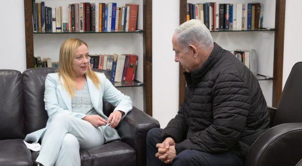 epa10931486 A handout photo made available by the Israeli Government Press Office (GPO) shows Israeli Prime Minister Benjamin Netanyahu (R) meeting the Prime Minister of Italy, Giorgia Meloni, in Kirya Tel Aviv, which houses the Israeli Ministry of Defense, in Tel Aviv, Israel, 21 October 2023.  EPA/Avi Ohion / GPO / HANDOUT  HANDOUT EDITORIAL USE ONLY/NO SALES HANDOUT EDITORIAL USE ONLY/NO SALES