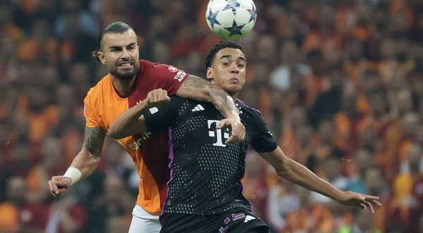 epa10936766 Abdulkerim Bardakci (L) of Galatasaray in action against Jamal Musiala (R) of Bayern Munich during the UEFA Champions League Group A soccer match between Galatasray SK and FC Bayern Munich in Istanbul, Turkey, 24 October 2023.  EPA/ERDEM SAHIN