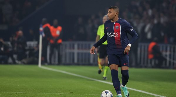 epa10939056 Paris Saint Germain's Kylian Mbappe during the UEFA Champions League Group F match between Paris Saint-Germain and AC Milan in Paris, France 25 October 2023.  EPA/CHRISTOPHE PETIT TESSON