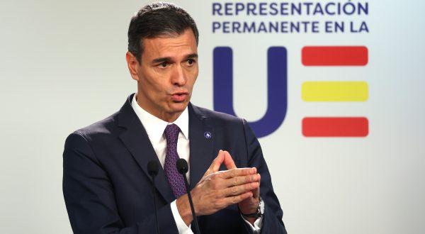 epa10942683 Spain's acting Prime Minister Pedro Sanchez gives a press conference at the end of the second day of the European Council meeting in Brussels, Belgium, 27 October 2023. In a two-day summit on 26-27 October, EU leaders addressed the situation in the Middle-East and Ukraine, as well as the EU's long-term budget, migration, and external relations.  EPA/OLIVIER HOSLET