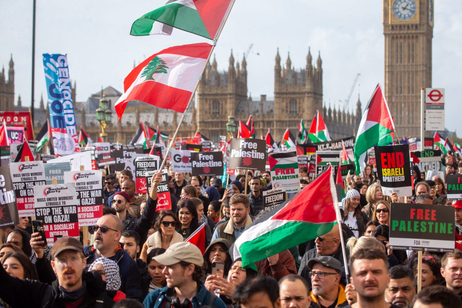 epa10944968 People gather for a National March for Palestine organized by the Palestine Solidarity Campaign in London, Britain, 28 October 2023. Thousands of Israelis and Palestinians have died since the militant group Hamas launched an unprecedented attack on Israel from the Gaza Strip on 07 October, and the Israeli strikes on the Palestinian enclave which followed it.  EPA/TAYFUN SALCI