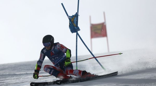 epa10947133 Filip Zubcic of Croatia in action during the first run of the Men's Giant Slalom race of the FIS Alpine Ski World Cup season opener on the Rettenbach glacier in Soelden, Austria, 29 October 2023.  EPA/ANNA SZILAGYI