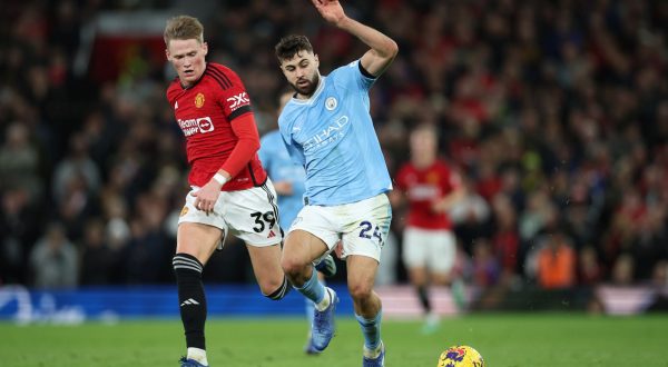 epa10947887 Scott McTominay of Manchester United (L) in action against Josko Gvardiol of Manchester City (R) during the English Premier League match between Manchester United and Manchester City in Manchester, Britain, 29 October 2023.  EPA/ADAM VAUGHAN
