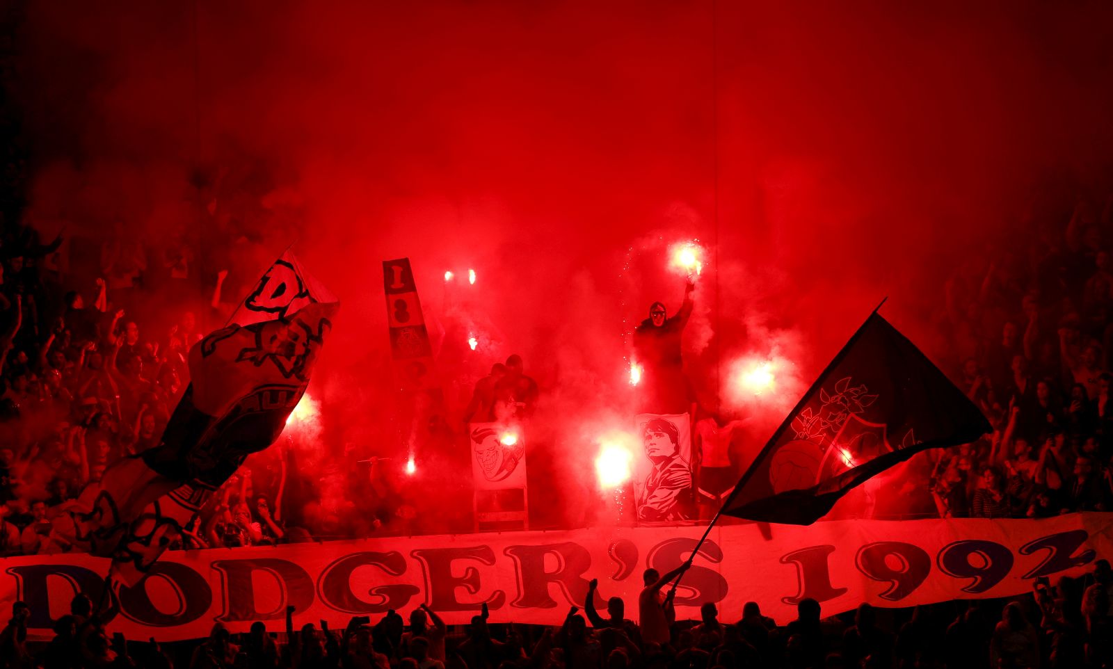 epa10941274 Fans of Marseille light flares during the UEFA Europa League Group B match between Olympique Marseille and AEK Athens in Marseille, France, 26 October 2023.  EPA/GUILLAUME HORCAJUELO