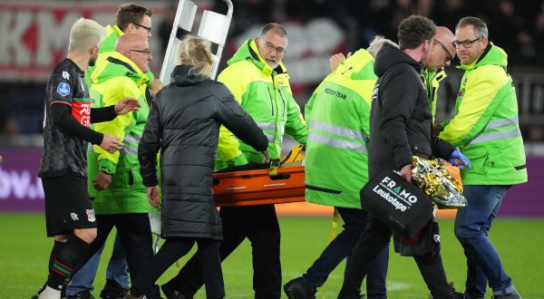 epa10948297 Medical personnel carry Bas Dost of NEC Nijmegen of the pitch after he collapsed during the Dutch Eredivisie soccer match between AZ Alkmaar and NEC Nijmegen, in Alkmaar, the Netherlands, 29 October 2023.  EPA/ED VAN DE POL