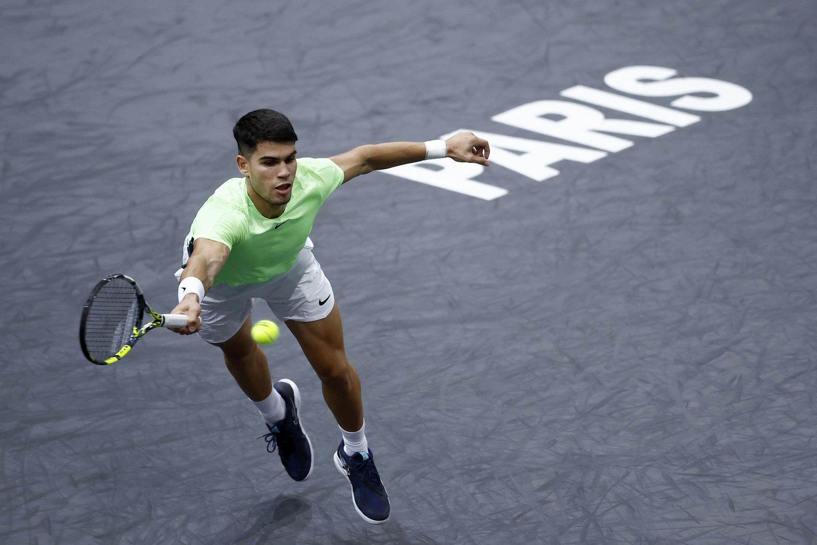 epa10951558 Carlos Alcaraz of Spain in action during his second round match against Roman Safiullin of Russia at the Rolex Paris Masters tennis tournament in Paris, France, 31 October 2023.  EPA/YOAN VALAT
