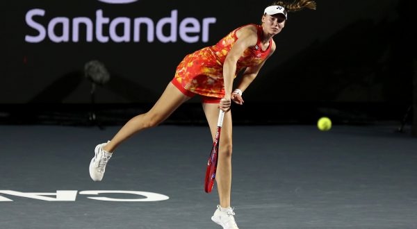 epa10951903 Elena Rybakina of Kazakhstan in action against Maria Sakkari of Greece during the WTA Finals, at the Paradisius hotel, in Cancun, Mexico, 31 October 2023.  EPA/Alonso Cupul