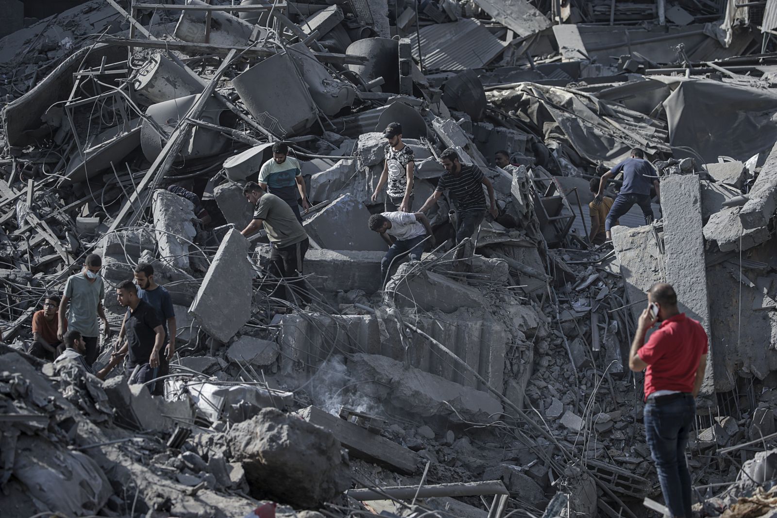 epa10952951 Palestinians search for bodies and survivors among the rubble following Israeli airstrikes on Al Falouja in Jabalia town, northern Gaza, 01 November 2023. More than 8,500 Palestinians and at least 1,400 Israelis have been killed, according to the IDF and the Palestinian health authority, since Hamas militants launched an attack against Israel from the Gaza Strip on 07 October, and the Israeli operations in Gaza and the West Bank which followed it.  EPA/MOHAMMED SABER