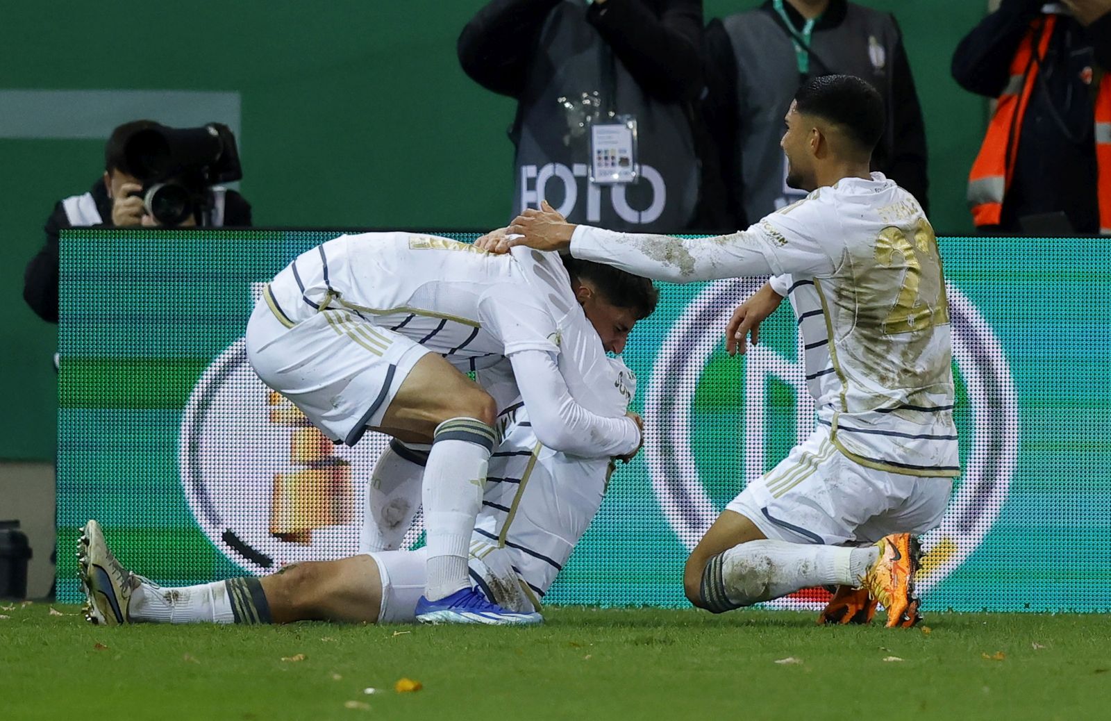 epa10953374 Saarbruecken players celebrate after scoring the 1-1 equalizer during the German DFB Cup second round soccer match between 1. FC Saarbruecken and FC Bayern Munich in Saarbruecken, Germany, 01 November 2023.  EPA/RONALD WITTEK CONDITIONS - ATTENTION:  The DFB regulations prohibit any use of photographs as image sequences and/or quasi-video.