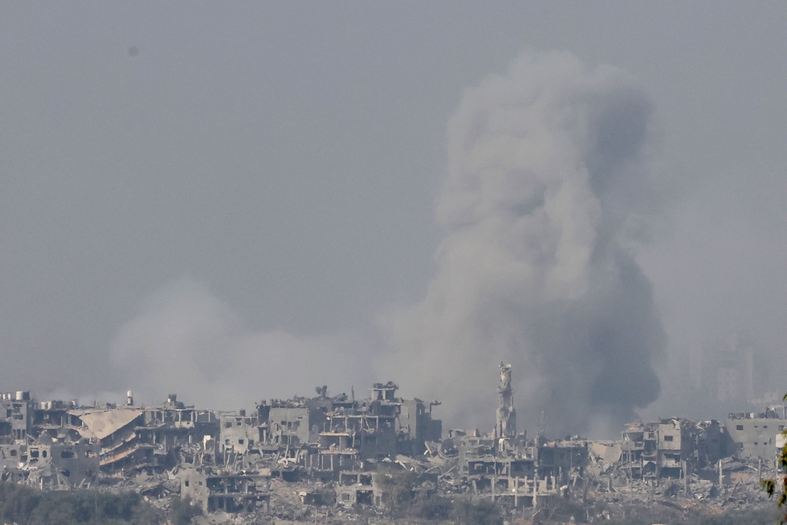 epa10953908 Smoke billows from the northern Gaza Strip following an Israeli military strike, as seen from southern Israel, 02 November 2023. More than 8,500 Palestinians and at least 1,400 Israelis have been killed, according to the Israel Defense Forces (IDF) and the Palestinian health authority, since Hamas militants launched an attack against Israel from the Gaza Strip on 07 October, and the Israeli operations in Gaza and the West Bank which followed it.  EPA/ABIR SULTAN
