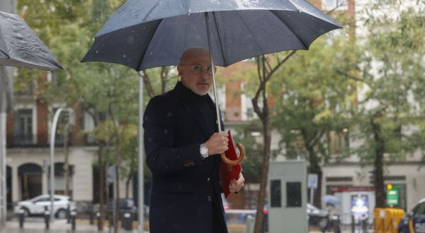 epa10954119 Head coach of Spain's national soccer team, Luis de la Fuente, arrives at the Spanish National Court to testify as witness in the inquiry against the former Spanish Soccer Federation's President Luis Rubiales in Madrid, Spain, 02 November 2023. Rubiales is accused of alleged sexual assault and an act of coercion when he kissed Spain's forward Jenni Hermoso on the lips after winning the 2023 FIFA Women's World Cup final.  EPA/JUAN CARLOS HIDALGO