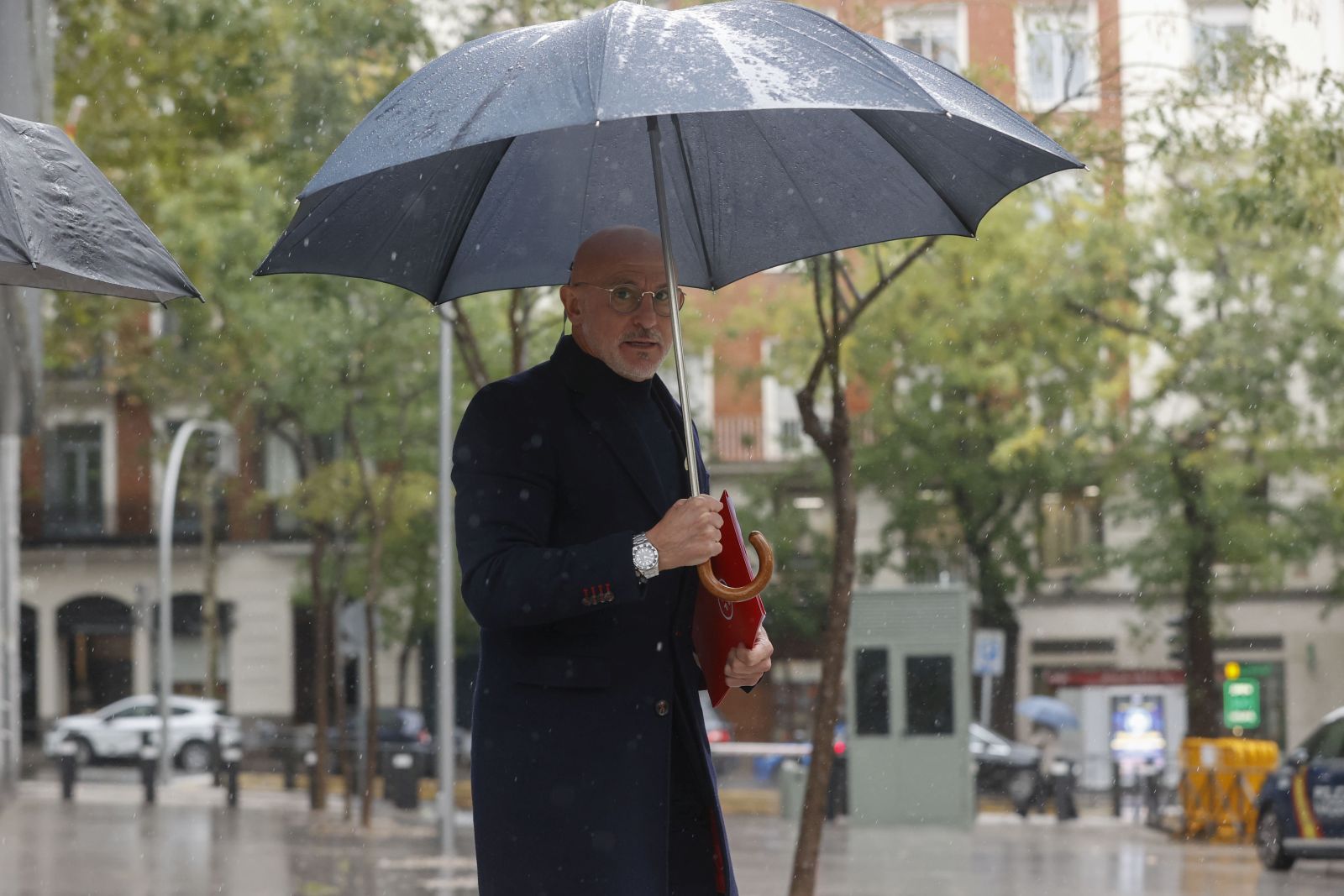 epa10954119 Head coach of Spain's national soccer team, Luis de la Fuente, arrives at the Spanish National Court to testify as witness in the inquiry against the former Spanish Soccer Federation's President Luis Rubiales in Madrid, Spain, 02 November 2023. Rubiales is accused of alleged sexual assault and an act of coercion when he kissed Spain's forward Jenni Hermoso on the lips after winning the 2023 FIFA Women's World Cup final.  EPA/JUAN CARLOS HIDALGO