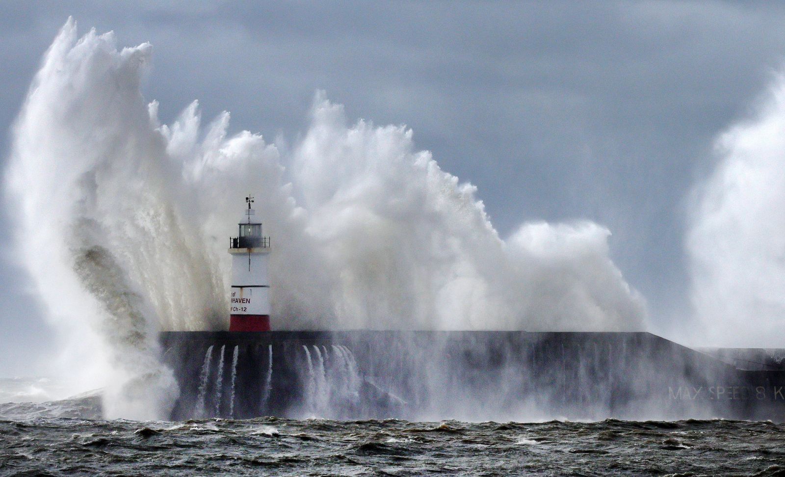 epaselect epa10954304 Waves crash against the harbour wall of Newhaven lighthouse in Newhaven, Britain, 02 November 2023. The UK Met Office has issued weather warnings as Storm Ciaran hits Britain with winds of ups to ninety mile an hour.  EPA/ANDY RAIN