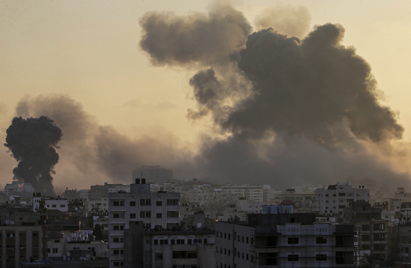 epa10955154 Smoke rises following Israeli strikes on the Tal Al Hawa neighborhood in Gaza City, 02 November 2023. More than 9,000 Palestinians and at least 1,400 Israelis have been killed, according to the Israeli Defense Forces (IDF) and the Palestinian health authority, since Hamas militants launched an attack against Israel from the Gaza Strip on 07 October, and the Israeli operations in Gaza and the West Bank which followed it.  EPA/MOHAMMED SABER