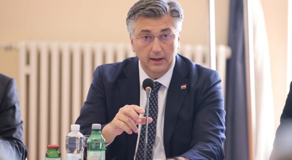 Zadar, 03.11.2023. - Premijer Andrej Plenković sudjelovao je na sastanku Otočnog vijeća na kojem je predstavljen Poziv za prijavu projekata poticanja razvoja civilnog društva na otocima u 2023. te Poziv za dodjelu potpora male vrijednosti otočnim poslodavcima za pokretanje gospodarskih aktivnosti i očuvanje radnih mjesta. Uz premijera su bili ministar prostornoga uređenja, graditeljstva i državne imovine Branko Bačić, ministar regionalnoga razvoja i fondova Europske unije Šime Erlić, ministrica poljoprivrede Marija Vučković, ministrica turizma i sporta Nikolina Brnjac, ministar zdravstva Vili Beroš ministrica kulture i medija Nina Obuljen Koržinekt e ministar znanosti i obrazovanja Radovan Fuchs
Na fotografiji: Andrej Plenković
Foto: HINA/Zvonko KUCELIN
