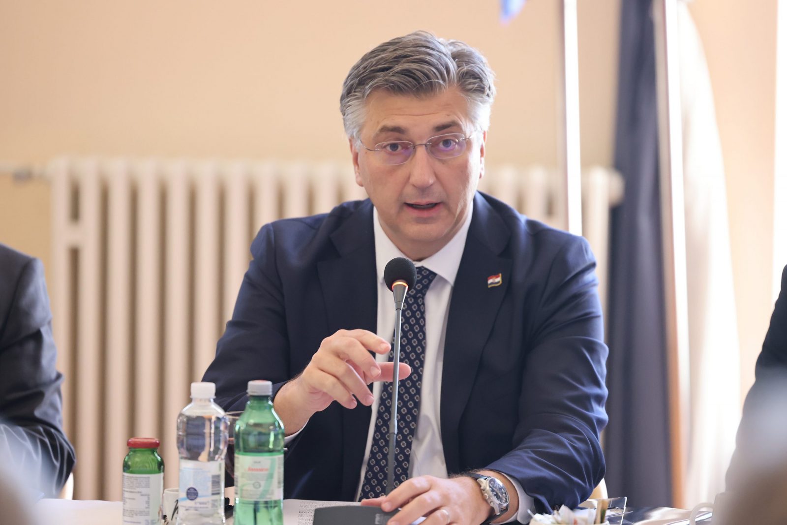 Zadar, 03.11.2023. - Premijer Andrej Plenković sudjelovao je na sastanku Otočnog vijeća na kojem je predstavljen Poziv za prijavu projekata poticanja razvoja civilnog društva na otocima u 2023. te Poziv za dodjelu potpora male vrijednosti otočnim poslodavcima za pokretanje gospodarskih aktivnosti i očuvanje radnih mjesta. Uz premijera su bili ministar prostornoga uređenja, graditeljstva i državne imovine Branko Bačić, ministar regionalnoga razvoja i fondova Europske unije Šime Erlić, ministrica poljoprivrede Marija Vučković, ministrica turizma i sporta Nikolina Brnjac, ministar zdravstva Vili Beroš ministrica kulture i medija Nina Obuljen Koržinekt e ministar znanosti i obrazovanja Radovan Fuchs
Na fotografiji: Andrej Plenković
Foto: HINA/Zvonko KUCELIN
