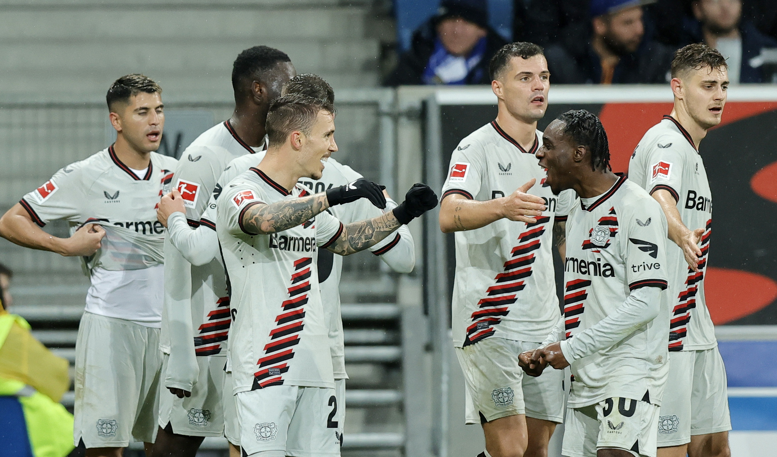 epa10957688 Leverkusen's Alejandro Grimaldo (3-L) celebrates with teammates after scoring the 3-2 goal the German Bundesliga soccer match between TSG 1899 Hoffenheim and Bayer 04 Leverkusen in Sinsheim, Germany, 04 November 2023.  EPA/RONALD WITTEK CONDITIONS - ATTENTION: The DFL regulations prohibit any use of photographs as image sequences and/or quasi-video.
