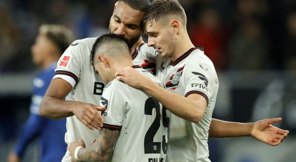 epa10957779 Leverkusen players celebrate after winning the German Bundesliga soccer match between TSG 1899 Hoffenheim and Bayer 04 Leverkusen in Sinsheim, Germany, 04 November 2023.  EPA/RONALD WITTEK CONDITIONS - ATTENTION: The DFL regulations prohibit any use of photographs as image sequences and/or quasi-video.