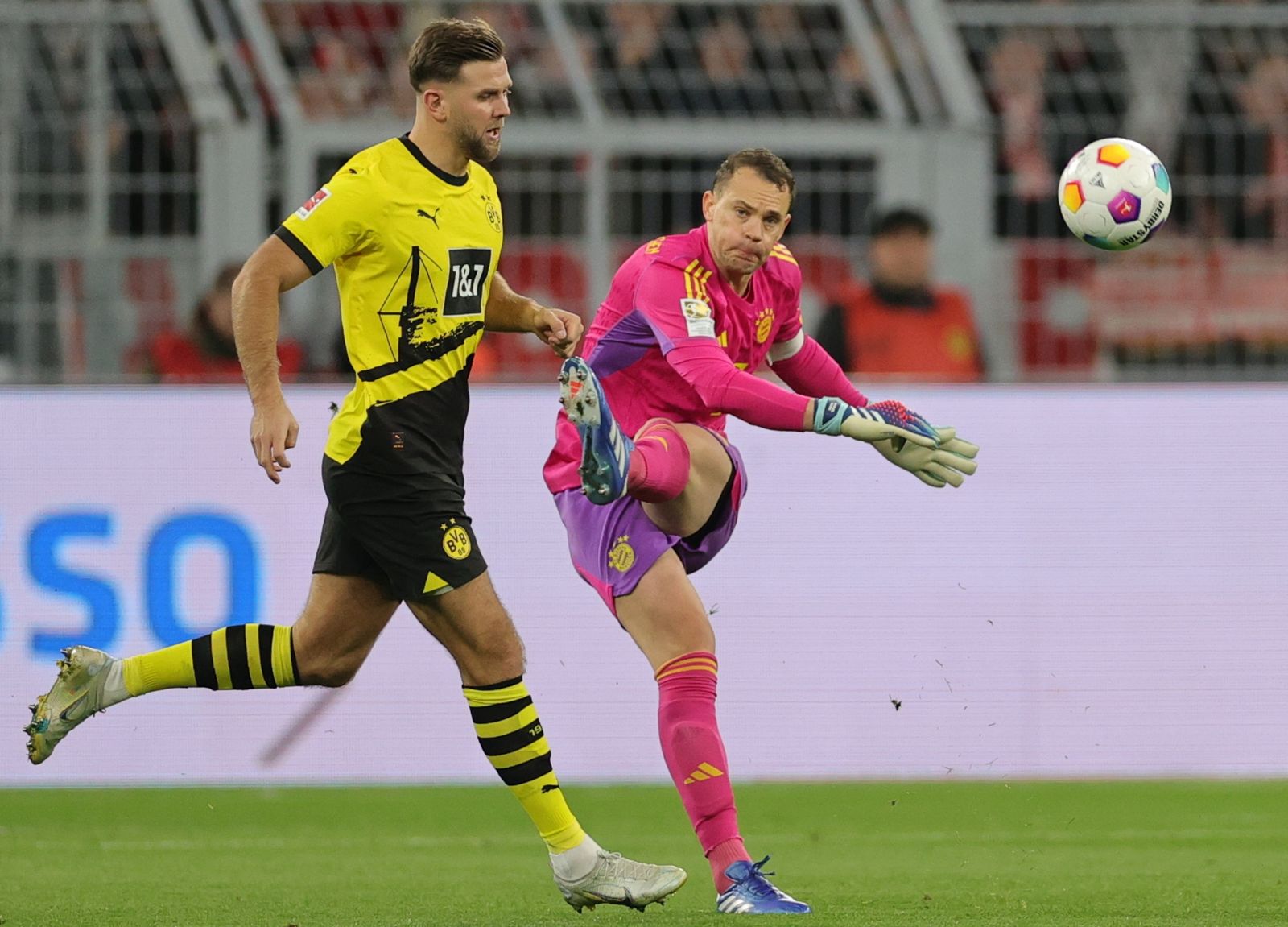 epa10957972 Munich goalkeeper Manuel Neuer (R) in action against Dortmund's Niclas Fuellkrug (L) during the German Bundesliga soccer match between Borussia Dortmund and FC Bayern Munich in Dortmund, Germany, 04 November 2023.  EPA/FRIEDEMANN VOGEL CONDITIONS - ATTENTION: The DFL regulations prohibit any use of photographs as image sequences and/or quasi-video.