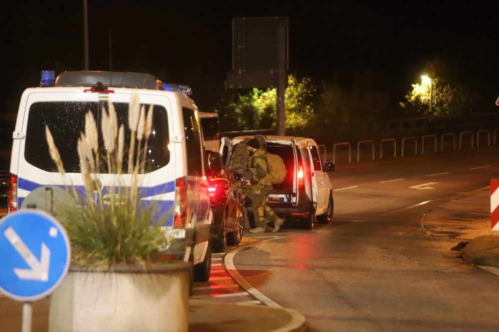 epa10958635 Police secures the area outside the airport in Hamburg, Germany, 04 November 2023, after an armed man broke through security and entered the grounds of the airport. police assumes a 'static hostage situation', Hamburg police wrote on X, previously known as Twitter. The wife of the man contacted police earlier about a possible child abduction.  EPA/Blaulicht-News.de
