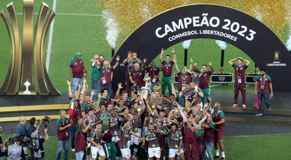 epa10958762 Fluminense players raise the cup after winning the CONMEBOL Copa Libertadores final soccer match between Boca Juniors and Fluminense at Maracana stadium in Rio de Janeiro, Brazil, 04 November 2023.  EPA/FABIO MOTTA
