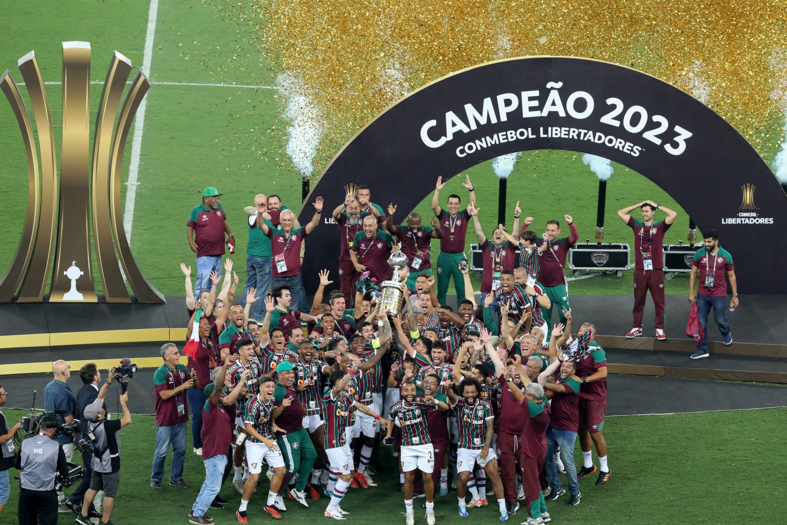 epa10958762 Fluminense players raise the cup after winning the CONMEBOL Copa Libertadores final soccer match between Boca Juniors and Fluminense at Maracana stadium in Rio de Janeiro, Brazil, 04 November 2023.  EPA/FABIO MOTTA