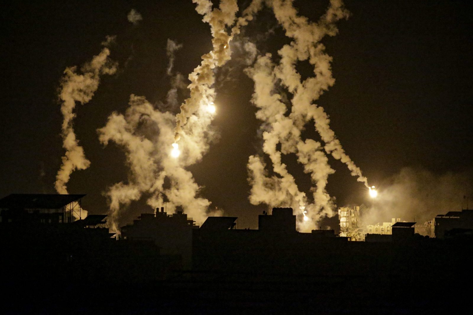 epa10959743 Israeli army flares illuminate the sky over Al Shatea refugee camp during an exchange of fire between the Israeli army and militants of the Ezz Al-Din Al Qassam militia, the military wing of the Hamas movement, in the northern Gaza Strip, 05 November 2023. More than 9,700 Palestinians and at least 1,400 Israelis have been killed, according to the IDF and the Palestinian health authority, since Hamas militants launched an attack against Israel from the Gaza Strip on 07 October, and the Israeli operations in Gaza and the West Bank which followed it.  EPA/MOHAMMED SABER