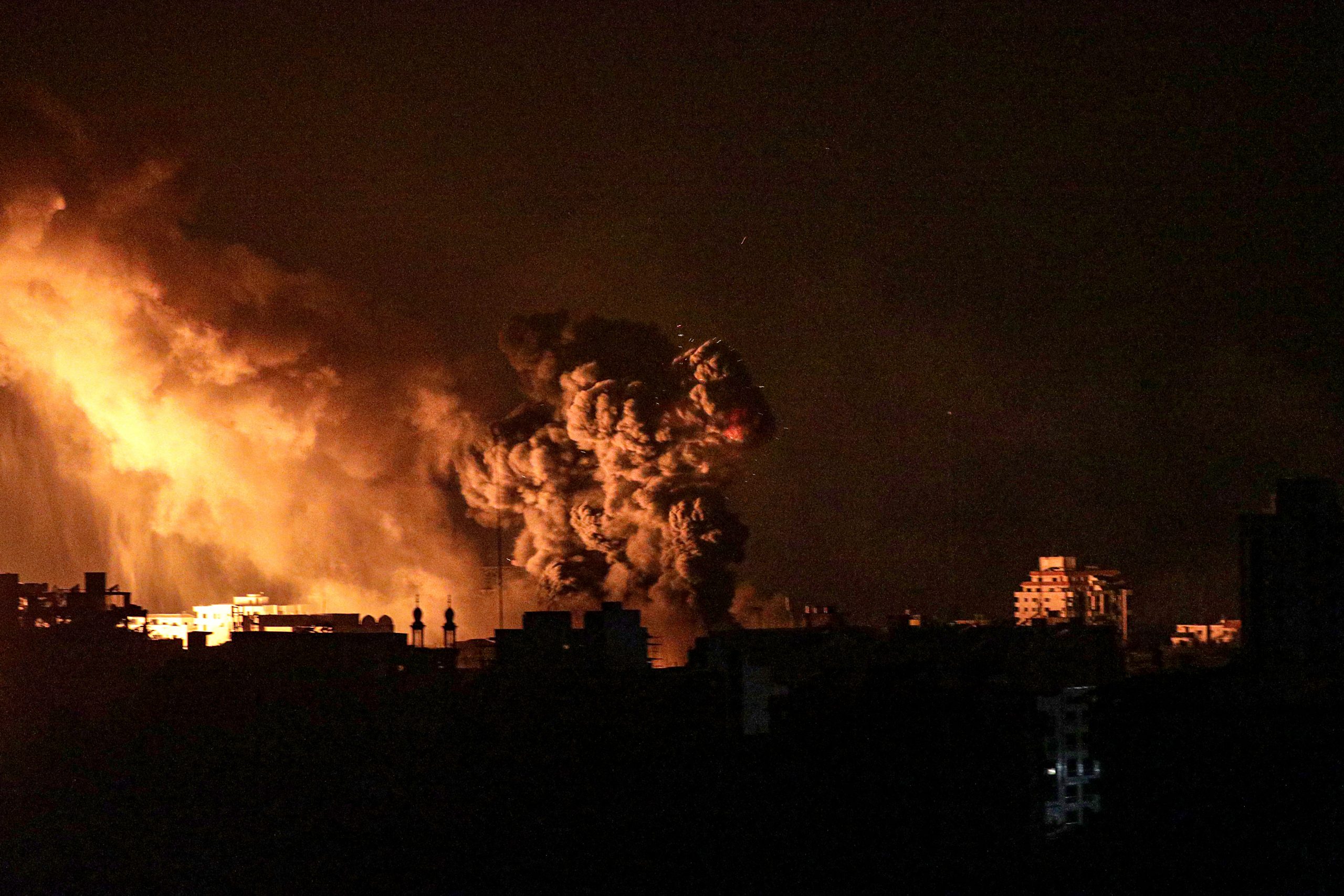 epaselect epa10959727 Smoke rises following Israeli air strikes in the northern Gaza Strip, 05 November 2023. More than 9,700 Palestinians and at least 1,400 Israelis have been killed, according to the IDF and the Palestinian health authority, since Hamas militants launched an attack against Israel from the Gaza Strip on 07 October, and the Israeli operations in Gaza and the West Bank which followed it.  EPA/MOHAMMED SABER