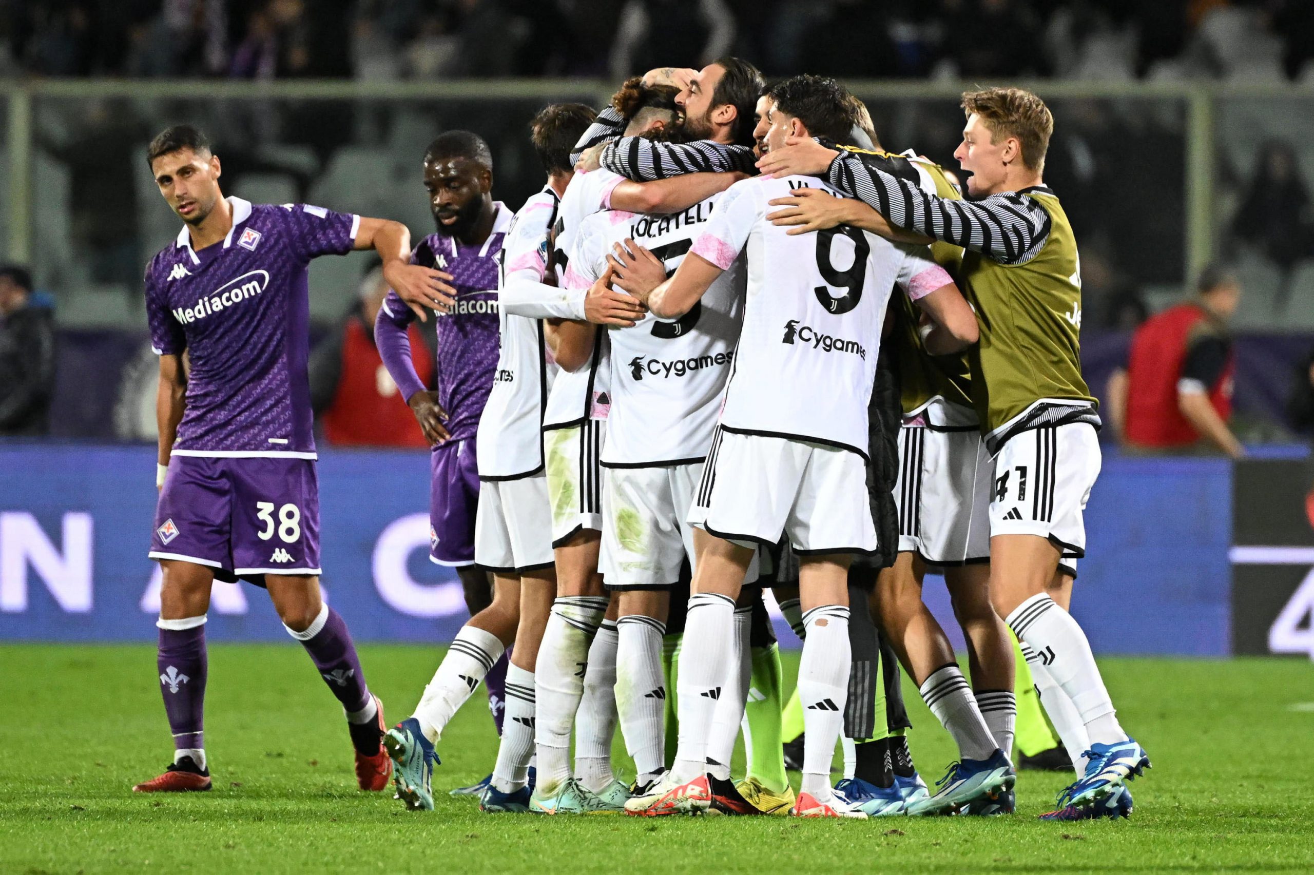 epa10960013 Juventus' players celebrate their team's victory at the end of the Italian Serie A soccer match between ACF Fiorentina vs Juventus FC at Artemio Franchi Stadium in Florence, Italy, 05 November 2023.  EPA/CLAUDIO GIOVANNINI