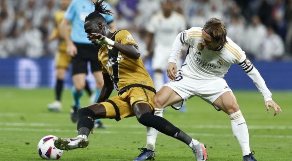 epa10959945 Real Madrid's Luka Modric (R) in action against Rayo Vallecano's Pathe Ciss (L) during the Spanish LaLiga soccer match between Real Madrid and Rayo Vallecano at Santiago Bernabeu stadium in Madrid, Spain, 05 November 2023.  EPA/Rodrigo Jimenez