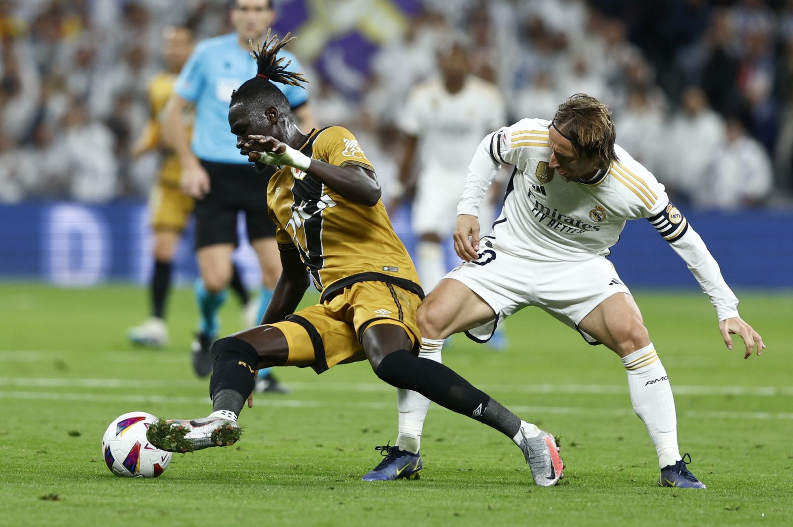 epa10959945 Real Madrid's Luka Modric (R) in action against Rayo Vallecano's Pathe Ciss (L) during the Spanish LaLiga soccer match between Real Madrid and Rayo Vallecano at Santiago Bernabeu stadium in Madrid, Spain, 05 November 2023.  EPA/Rodrigo Jimenez