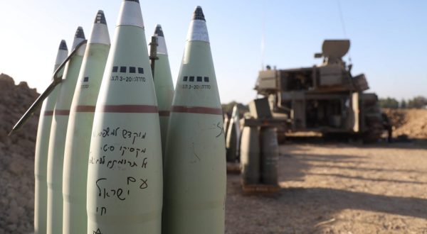 epa10960995 An Israeli artillery unit at the Gaza border, southern Israel, 06 November 2023. More than 9,700 Palestinians and at least 1,400 Israelis have been killed, according to the Israel Defense Forces (IDF) and the Palestinian health authority, since Hamas militants launched an attack against Israel from the Gaza Strip on 07 October, and the Israeli operations in Gaza and the West Bank which followed it.  EPA/NEIL HALL