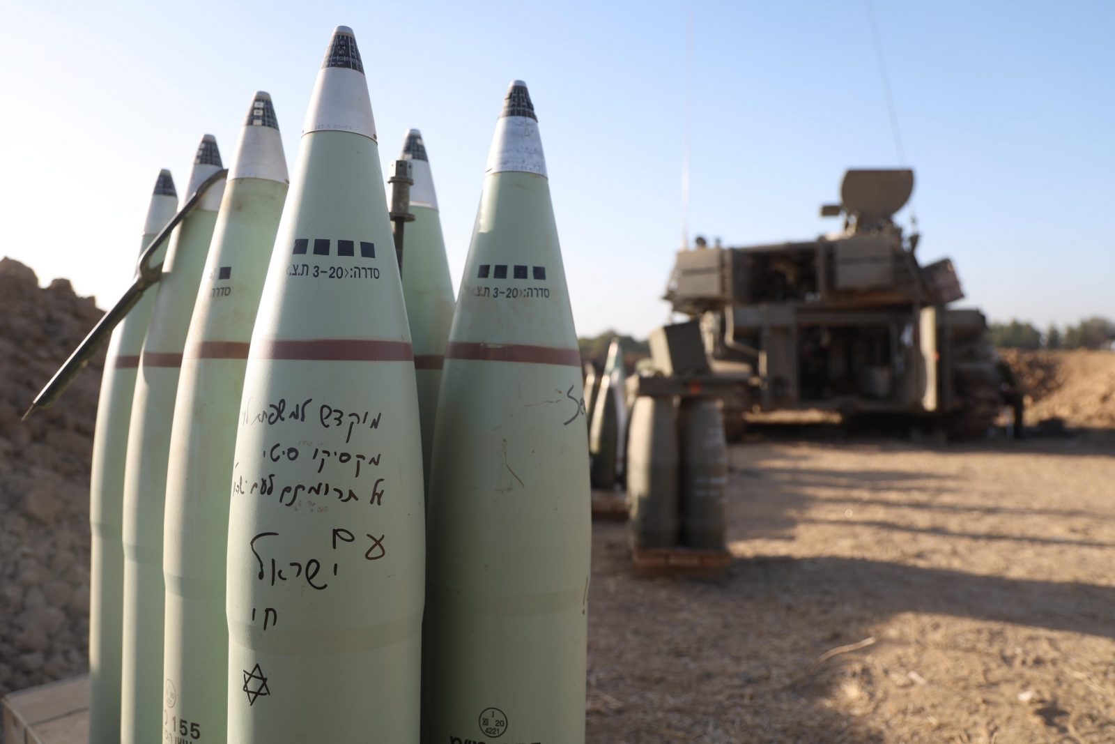 epa10960995 An Israeli artillery unit at the Gaza border, southern Israel, 06 November 2023. More than 9,700 Palestinians and at least 1,400 Israelis have been killed, according to the Israel Defense Forces (IDF) and the Palestinian health authority, since Hamas militants launched an attack against Israel from the Gaza Strip on 07 October, and the Israeli operations in Gaza and the West Bank which followed it.  EPA/NEIL HALL
