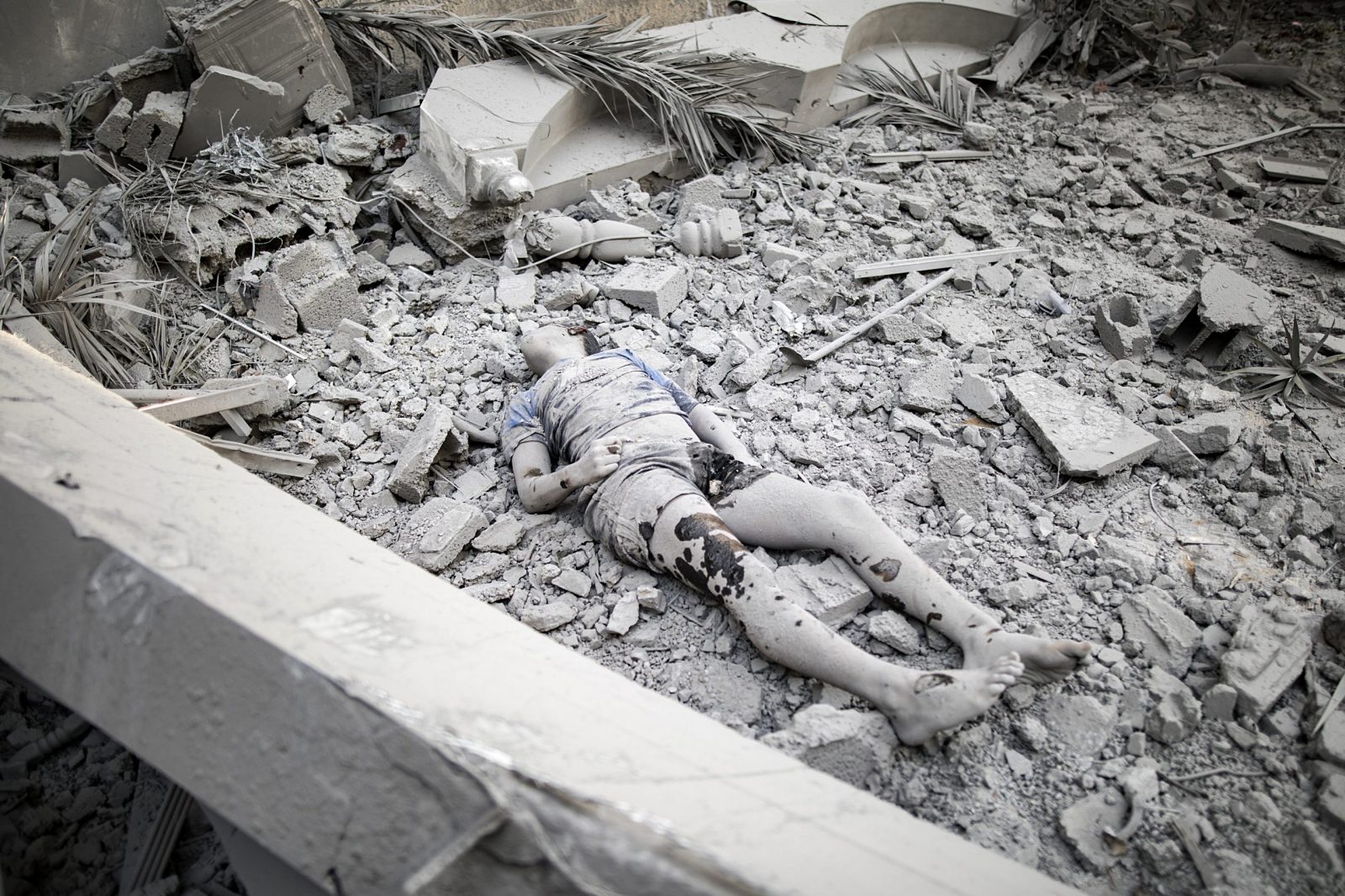 epa10961865 A body lies among the rubble of a residential building following an Israeli strike in Khan Younis, southern Gaza Strip, 07 November 2023. More than 10,000 Palestinians and at least 1,400 Israelis have been killed, according to the Israel Defense Forces (IDF) and the Palestinian health authority, since Hamas militants launched an attack against Israel from the Gaza Strip on 07 October, and the Israeli operations in Gaza and the West Bank which followed it.  EPA/HAITHAM IMAD