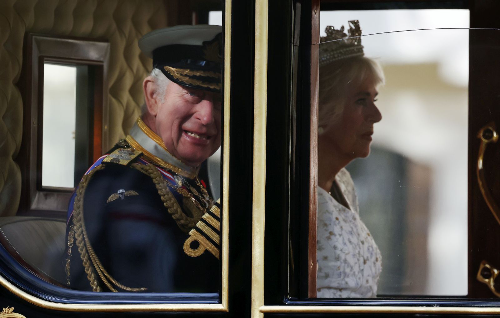 epa10962278 Britain's King Charles III and Queen Camilla travel down the Mall by royal carriage for the State Opening of Parliament in London, Britain, 07 November 2023. King Charles III delivered his first King's Speech, announcing a list of proposed new laws drawn up by British Prime Minister Sunak's Conservative government.  EPA/ANDY RAIN