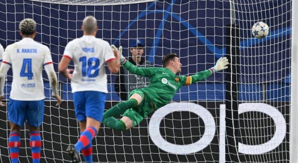 epa10963011 Barcelona's goalkeeper Marc-Andre ter Stegen concedes the 1-0 goal scored by Shakhtar Donetsk's Danylo Sikan (not seen) during the UEFA Champions League Group H soccer match between Shakhtar Donetsk and FC Barcelona in Hamburg, Germany, 07 November 2023.  EPA/FILIP SINGER