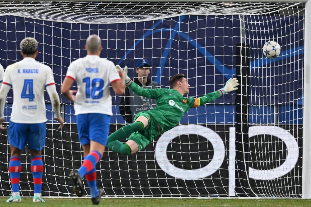 epa10963011 Barcelona's goalkeeper Marc-Andre ter Stegen concedes the 1-0 goal scored by Shakhtar Donetsk's Danylo Sikan (not seen) during the UEFA Champions League Group H soccer match between Shakhtar Donetsk and FC Barcelona in Hamburg, Germany, 07 November 2023.  EPA/FILIP SINGER