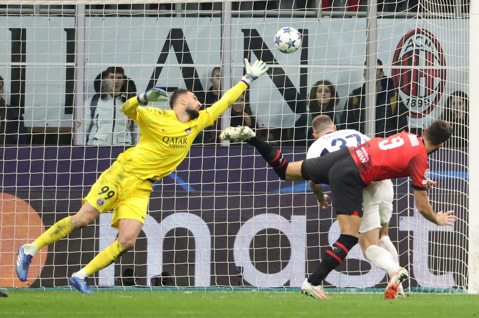 epa10963478 AC Milan's Olivier Giroud (R) scores during the UEFA Champions League group F soccer match between Ac Milan and Paris Saint-German's at Giuseppe Meazza stadium in Milan, Italy, 07 November 2023.  EPA/MATTEO BAZZI