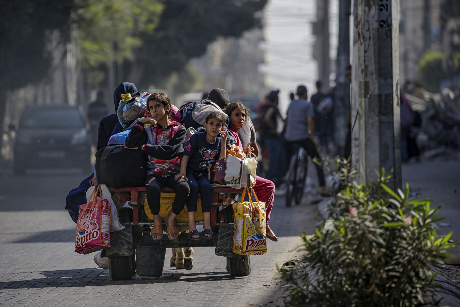 epa10964061 Residents carry their belongings as they evacuate Gaza City amid increased military operations in the Gaza Strip, 08 November 2023. The Israel Defence Forces (IDF) said on 08 November that their troops continue to operate inside the Gaza Strip, directing aircraft strikes on Hamas infrastructures. More than 10,000 Palestinians and at least 1,400 Israelis have been killed, according to the Israel Defense Forces (IDF) and the Palestinian health authority, since Hamas militants launched an attack against Israel from the Gaza Strip on 07 October, and the Israeli operations in Gaza and the West Bank which followed it.  EPA/MOHAMMED SABER