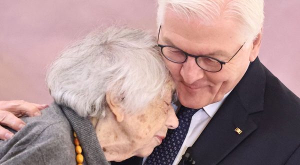 epa10964251 German President Frank-Walter Steinmeier (R) hugs Holocaust survivor Margot Friedlaender (L) during a meeting at Bellevue Palace in Berlin, Germany, 08 November 2023. Under the motto 'War in the Middle East: For peaceful coexistence in Germany!', German President Steinmeier held a round table to work for coexistence without anti-Semitism and hostility towards Muslims.  EPA/CLEMENS BILAN