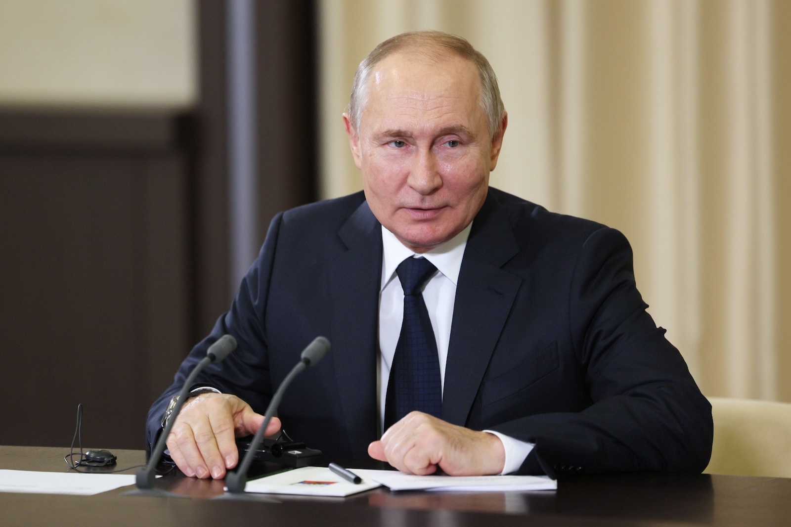 epa10964380 Russian President Vladimir Putin (L) speaks with Chinese Central Military Commission vice chairman Zhang Youxia (R) during their meeting at Novo-Ogaryovo residence, outside Moscow, Russia, 08 November 2023.  EPA/GAVRIIL GRIGOROV/SPUTNIK/KREMLIN POOL / POOL MANDATORY CREDIT