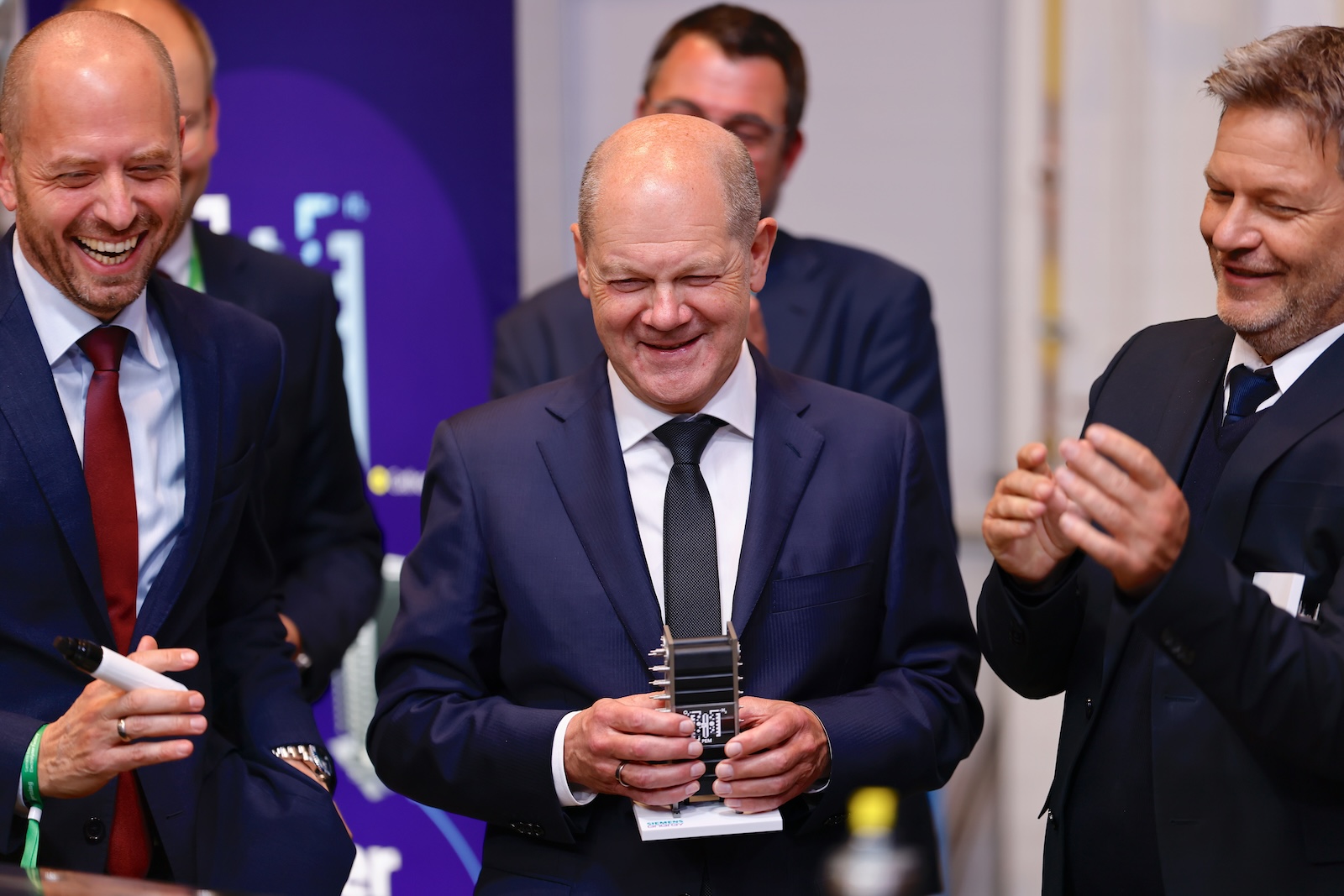 epa10964457 Christian Bruch (L-R), CEO of Siemens Energy AG, German Chancellor Olaf Scholz and German Economy and Climate Minister Robert Habeck laugh during the opening of Siemens Energy's new Gigafactory for the production of electrolysers, in Berlin, Germany, 08 November 2023. According to Siemens Energy, it intends to manufacture modules for hydrogen electrolysers on a gigawatt scale at its site in Berlin and move on to industrial series production. Electrolysers are devices that break down water into the basic components hydrogen and oxygen in an industrial process. If the electricity used for this comes from climate-friendly or low-CO2 emission sources such as wind and solar energy or hydropower, it is called green hydrogen.  EPA/HANNIBAL HANSCHKE