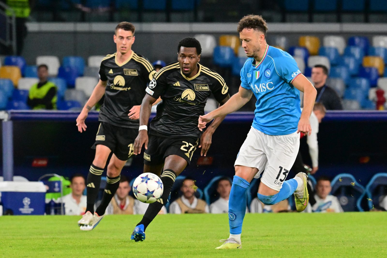 epa10964842 Napoli’s defender Amir Rrahmani (R) and  Union Berlin’s forward Sheraldo Becker in action during the UEFA Champions League group C soccer match between SSC Napoli and Union Berlin, in Naples, 08 November 2023.  EPA/CIRO FUSCO