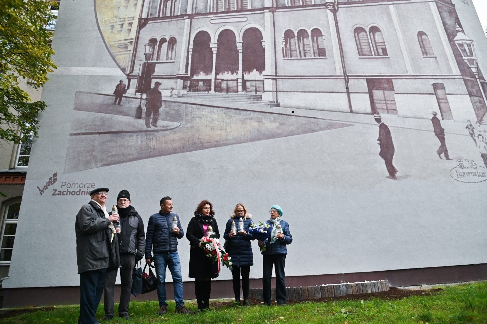 epa10966119 People commemorate the 85th anniversary of the Night of Broken Glass in Szczecin, northwest Poland, 09 November 2023. The Kristallnacht, also known as Night of Broken Glass, was a pogrom against the Jewish community that took place on the night from the 09 to the 10 of November 1938. On this night, members of the Sturmabteilung SA and Schutzstaffel SS, paramilitary forces of the National Socialist German Workers’ Party, attacked, ransacked and burnt Jewish-owned stores, buildings, and synagogues throughout Austria and Germany.  EPA/MARCIN BIELECKI POLAND OUT