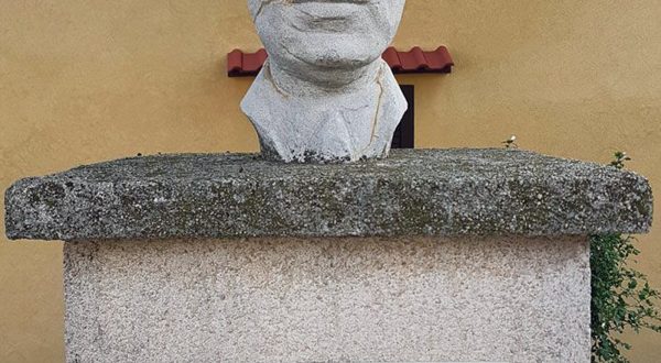 Bribir, 9.11.2023. - U povodu skoranjeg Dana narodnih knjinica, koji se obiljeava 11. studenoga, u Narodnoj knjinici i èitaonici u Bribiru obiljeen je u èetvrtak 9. studenoga, dan kada je 1955. godine umro hrvatski knjievnik, knjievni povjesnièar i prevoditelj Mihovil Kombol. Na slici spomenik Mihovilu Kombolu u sreditu Bribira, rad rijeèkog umjetnika, novinara i kipara Dragana Èarapine. foto HINA/ Franjo Deranja/ tm